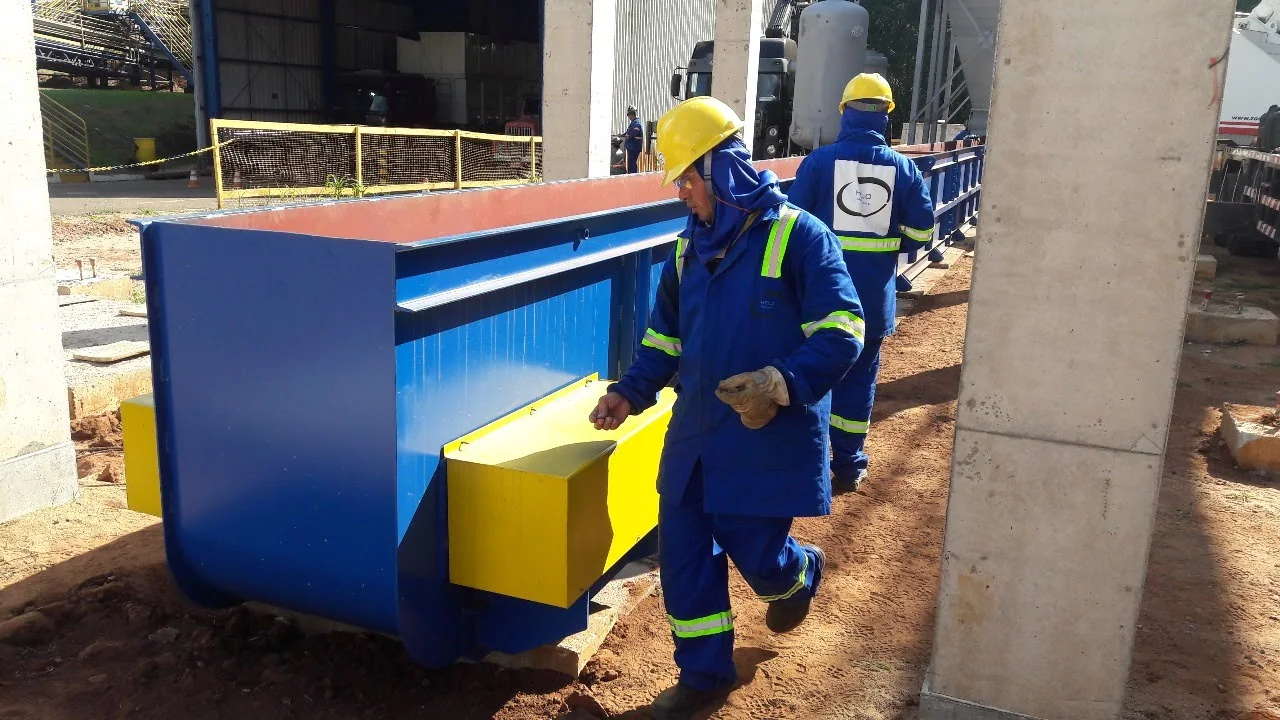 Wet ash redler detail with access and conveyor body