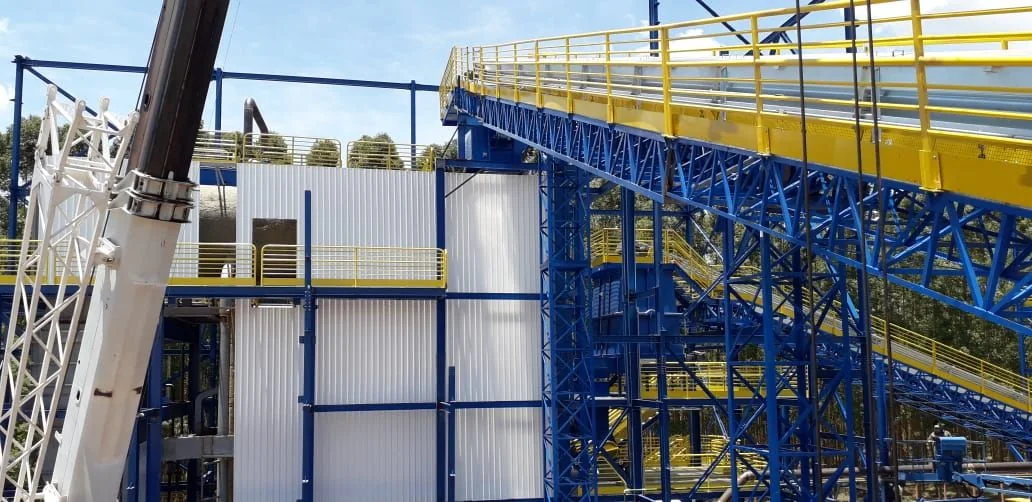 Tall VME furnace structure during field installation